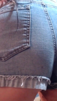 Verzweifelte, dringende pisse holding, hüpfen in meinen shorts