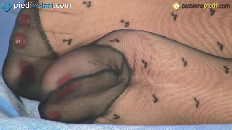 Foot Fetish HD: Une belle brune exhibe ses pieds en lisant des journaux