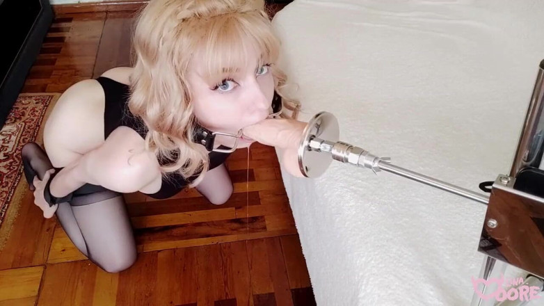Lina Moore: 性爱机器操了一个被绑住的金发女孩