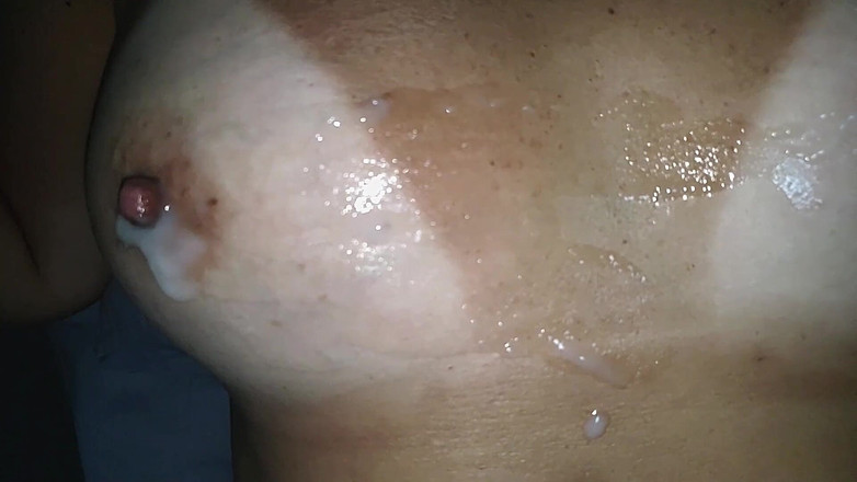 Minhaesposaparaoutro: 超级慢动作的精子淋浴在我妻子的天然巨乳上