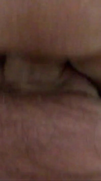 Esfregando pau na buceta e gozada na calcinha. Close-up