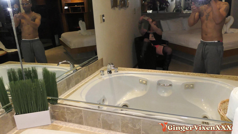 GingerVixen.XXX: नग्न स्विमिंग