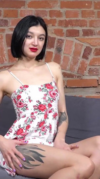 La mora elegante, madison quinn, si infila un dildo gigante nella sua fica stretta