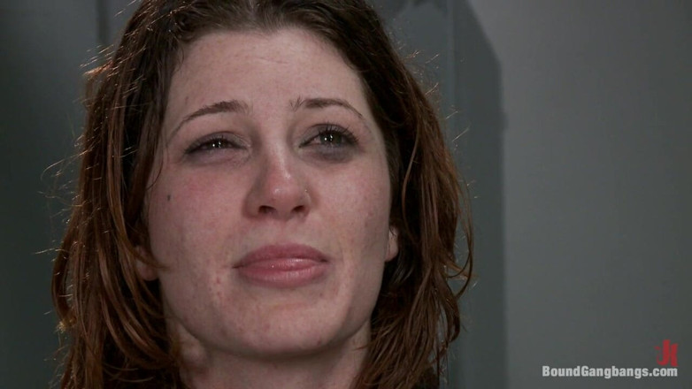 Bound Gang Bangs by Kink: Cici Rhodes, rousse sexy, se fait baiser par une bite...