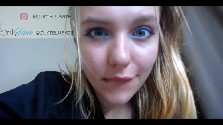 JuiceLussie: Chupando o vibrador e masturbando com meus peitos