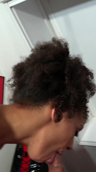 Německá teenagerka s tmavou kůží s dlouhými pysky na POV old young bez kondomu fetiš šukání