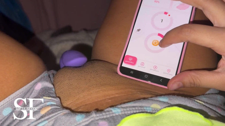 sofiasexxx: Masturbuji aplikací na svém mobilním telefonu