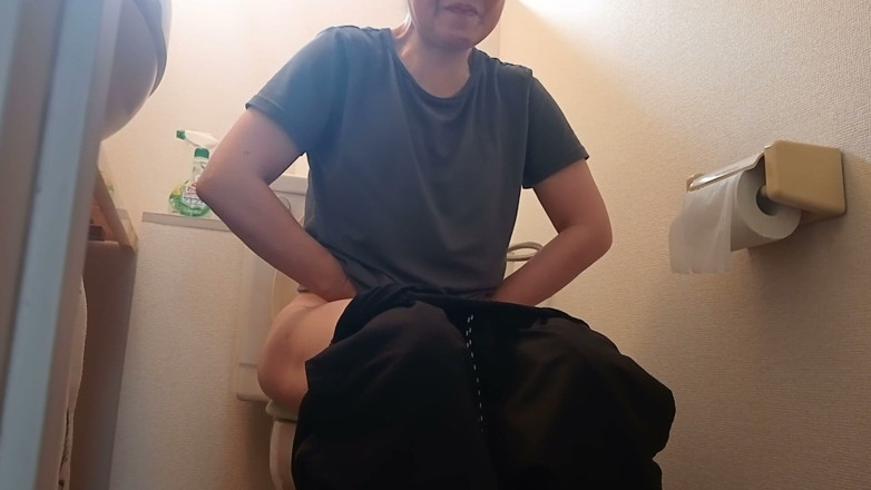 Mayumi Kanzaki: Refreshing in the Restroom