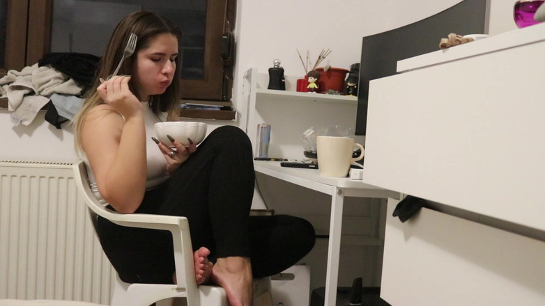 NipsAndStrips: Pruttar medan jag äter vid mitt skrivbord