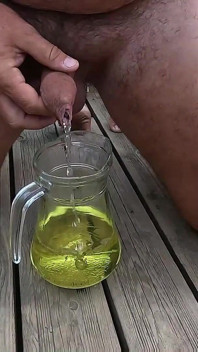 新鮮なおしっこと冷凍の精液キューブで作られたブレンドを飲んでいます