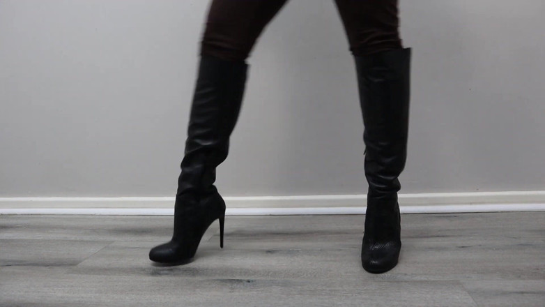 Kinky Lyrical: Çizmeler: farklı çizme çiftlerini modelliyor