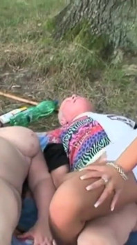Pasangan yang lebih tua berhubungan seks di tepi danau, pelacur muda melihat mereka dan bergabung dengan mereka