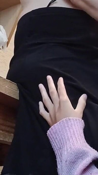 Můj přítel mě nachytal s jeho mámou, ale neviděl nás při sexu, protože jsem byl pod její sukní