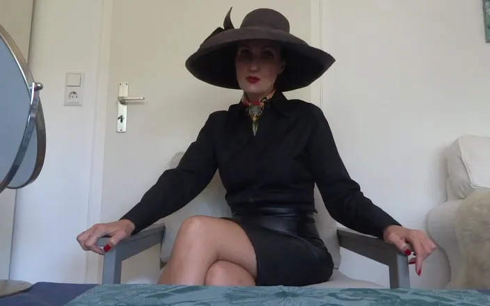 Lady Victoria Valente: The secret about women in silk scarves