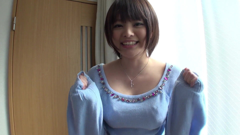 Caribbeancom: 小奶子日本甜心女在浴室里吮吸鸡巴后被中出