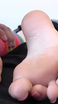 Johanna Johansen Gets Her Feet Worshiped in the Pose!