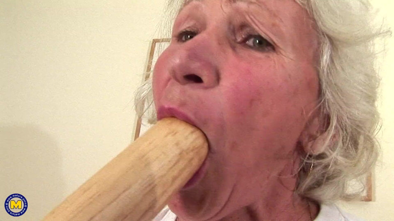 Mature NL: Nenek Berbulu 60 Plus Maria menggunakan kelawar besbol sebagai dildo!