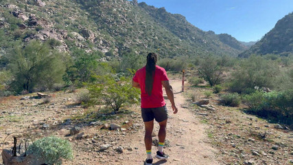 LyricsWay: Zenci çift temiz hava ve yıldızlarıyla yürüyüş yapıyor