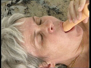 Lucky Wankerz: Nadržená babička si počíná se svou kundičkou