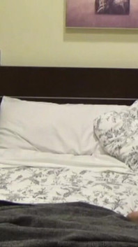 Rijpe jongen neukt zonder condoom in bed