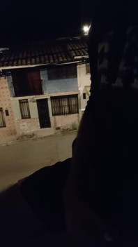 Masturbándose en las escaleras afuera