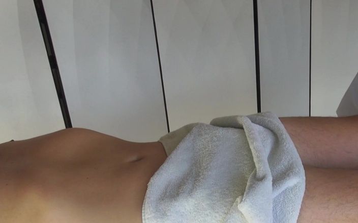 Cuckoby: Enorme porra nas mãos da massagista tailandesa sexy