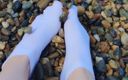 Mooney sweety: ビーチで小石と白い靴下を履いた足で遊ぶ