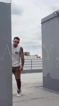 POV: Błagałem mojego sąsiada o szorstkie wytryski na moją wytatuowaną dupę