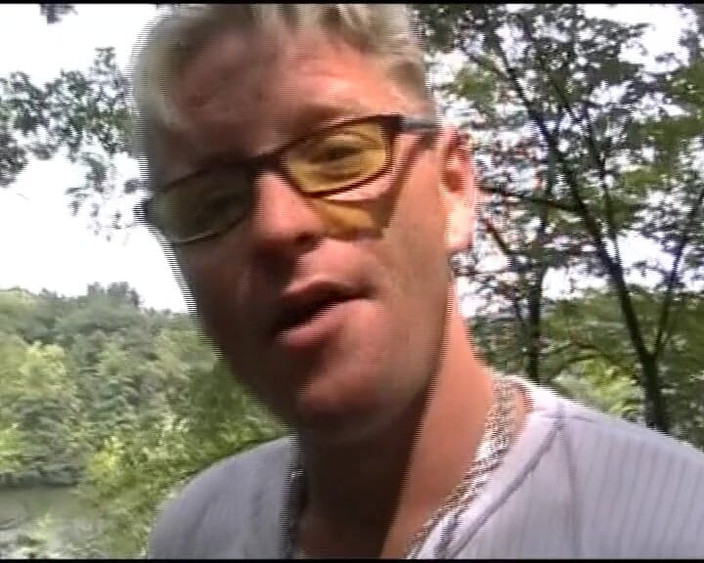 Deutsche Madchen: 两个可爱的德国女郎在户外一起玩耍