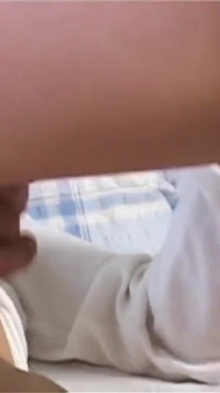 El viejo caballero tiene fiebre y la chica lo cura follando su gran polla