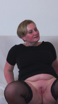 Het poesje van mollige grote rondborstige rijpe vrouw vingert, spreidt en gapend