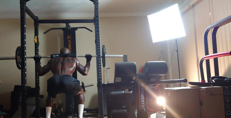 Hallelujah Johnson: Alléluia Johnson, grands muscles noirs, tatouages du corps, s'accroupies