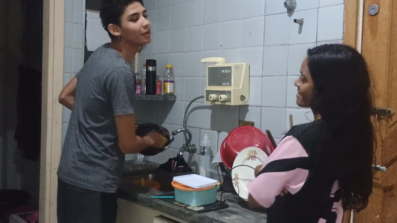 Jasmine Santanna: Ailesi orada değilken üvey kardeşini gerçekten ateşli olduğuna ikna eder