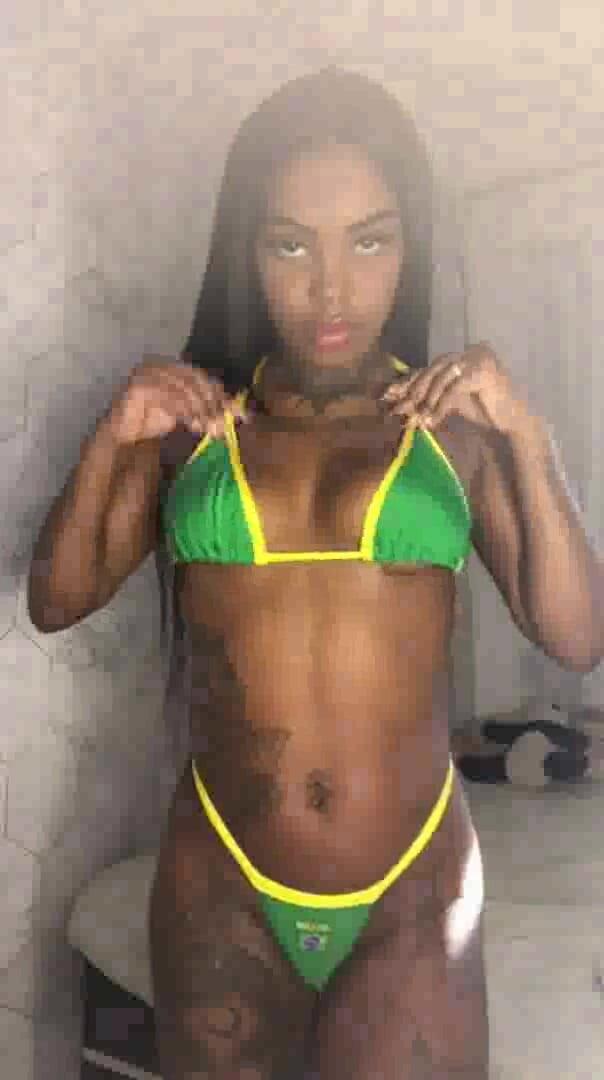 Solo Austria: Chica negra en bikini fetiche