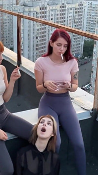 Dominant lezbiyen çifte domme ile tükürüyor ve sigara içiyor