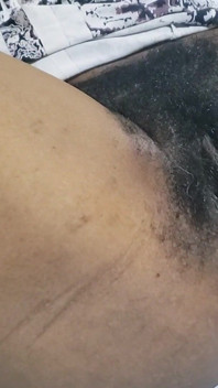 큰 보지 입술을 퍼뜨리는 새엄마는 쪼이는 보지가 떨어져 있는 것을 놓쳤습니다.
