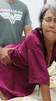 継母が自慰行為をしているのを見て、我慢できず、彼女とセックスするつもりです、なんておいしい猫でしょう。