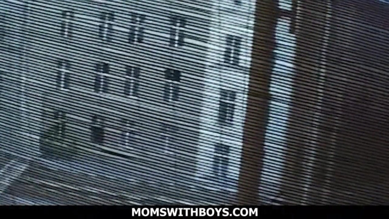 Moms With Boys: Mamă sexy blondă în ciorapi sexy penetrată cu degetul și futută