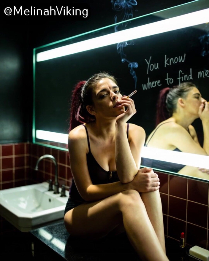 Melinah Viking: Rauchen im badezimmer