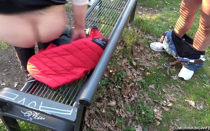 Cumdrinking Wife: 公園で見知らぬ人に犯され、クリームを塗られる