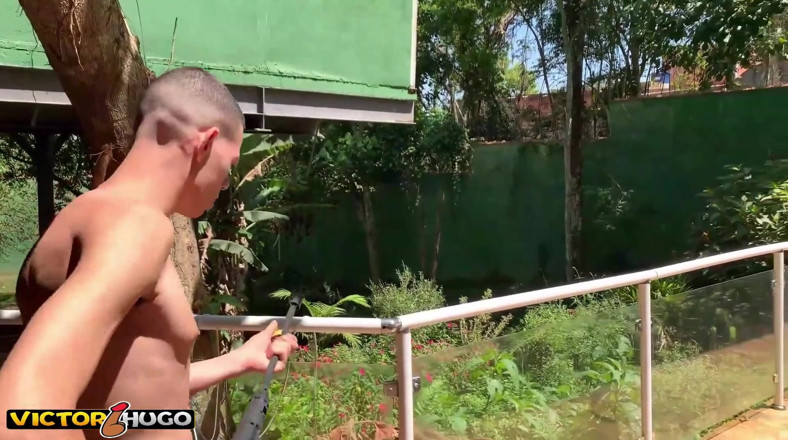 VictorHugo: M-am dus la locul de muncă la Casa Hottie's