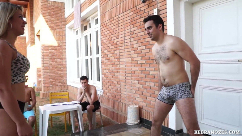 Kebranozes: Ballbusting dans un concours de bikini