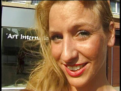 Lucky Cooch: Bionda mostra incredibili tette naturali