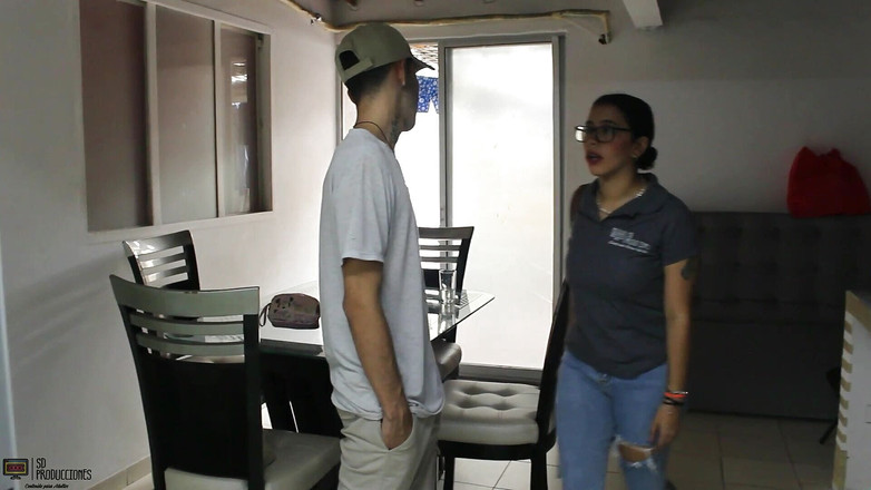 Vayolet: 아파트 구입 거래를 성사하기 위해, 세일즈맨의 풍부한 보지를 따먹어 - 스페인어 포르노