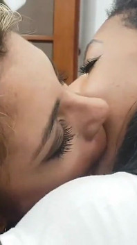 Dewi raksasa ciuman hot lesbian
