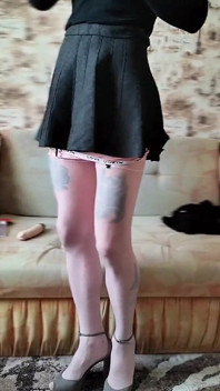 Sonyas Sissygasmus mit ihrer Klitoris im Fufu-Clip verschlossen