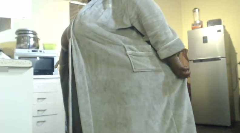 Legendary Booty Overdose: Milf neagră se masturbează și geme în bucătărie