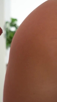 Hotmommy compte sur Nicky pour transformer sa soirée décevante en aventure torride et excitante