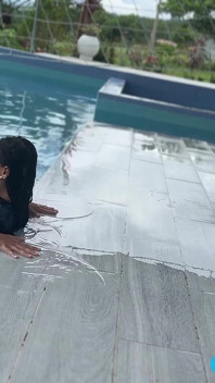 Seks di kolam dengan MILF berpantat besar