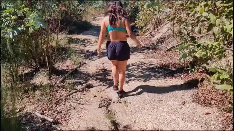 Miss Squirting: caminando desnudo en el bosque